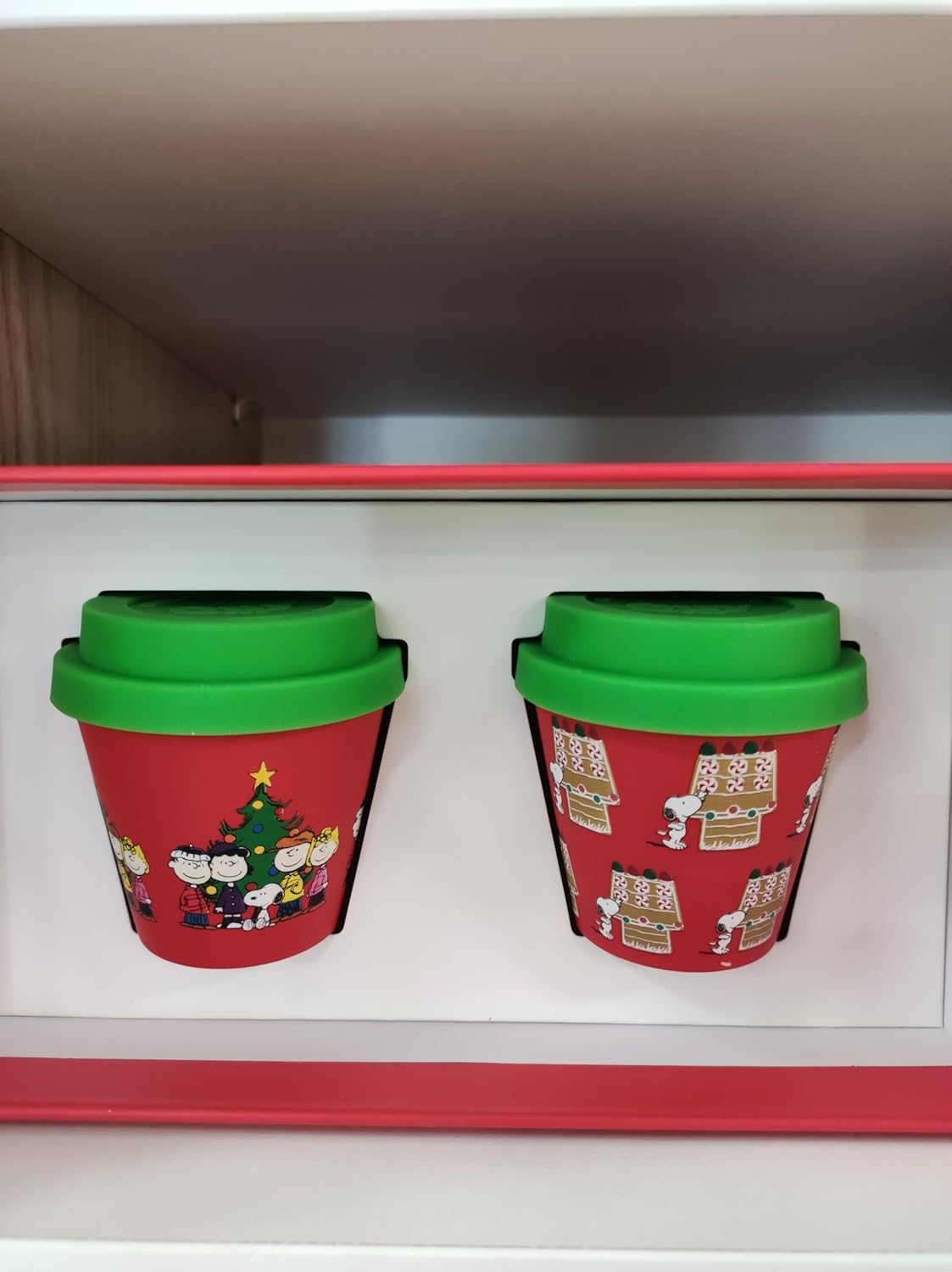 Quy Cup - Set 2 Tazzine Espresso Natale Snoopy cuccia e Albero con Tappo Verde